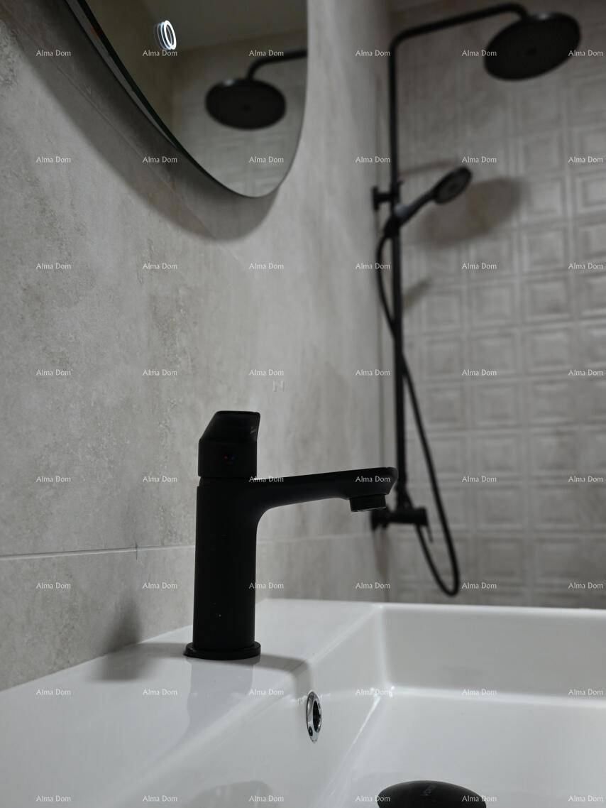 Modernes Badezimmer mit schwarzer Armatur, Waschbecken und Regendusche.
