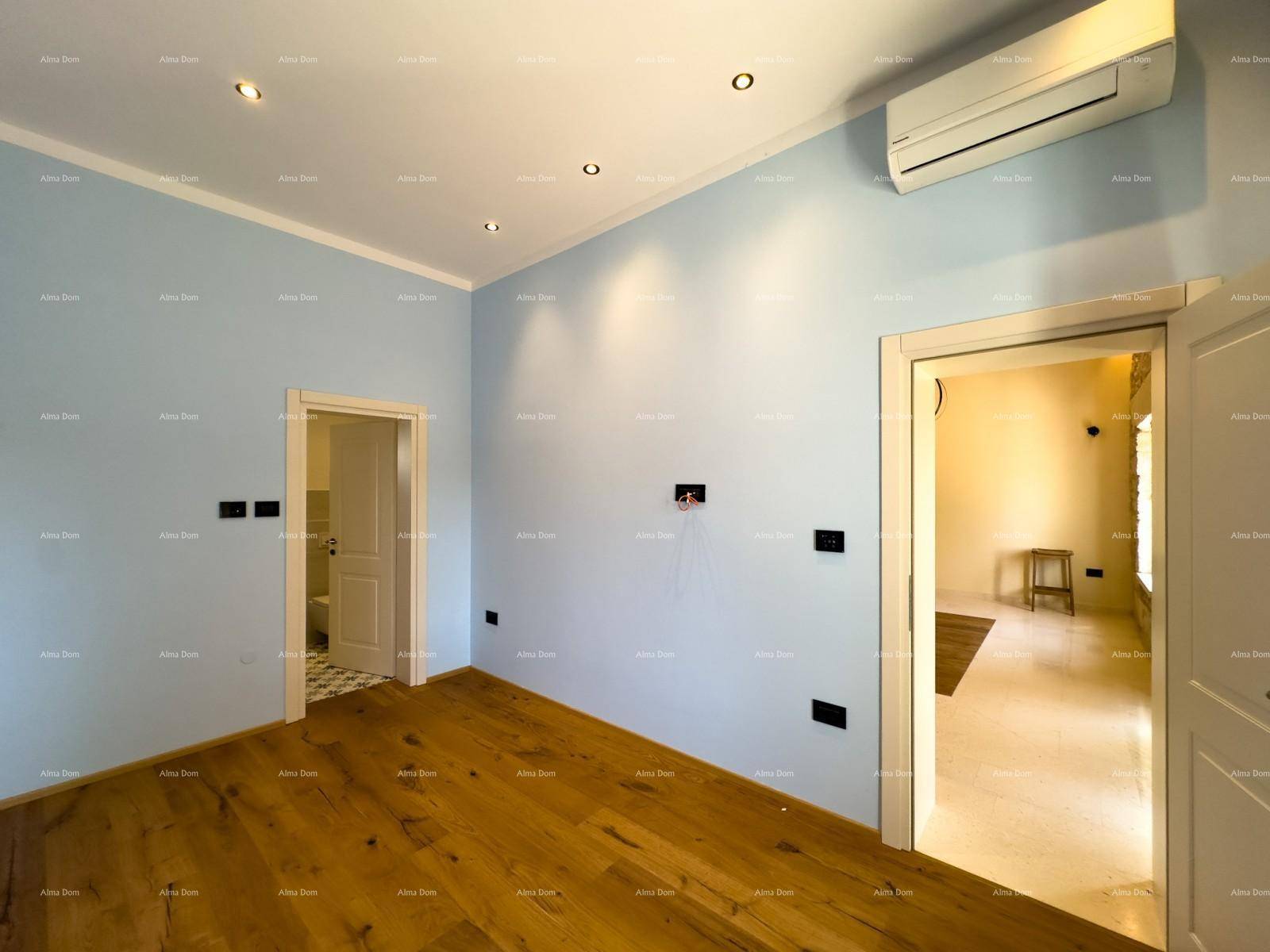 Helles Schlafzimmer mit hellblauen Wänden, Holzboden und Klimaanlage.
