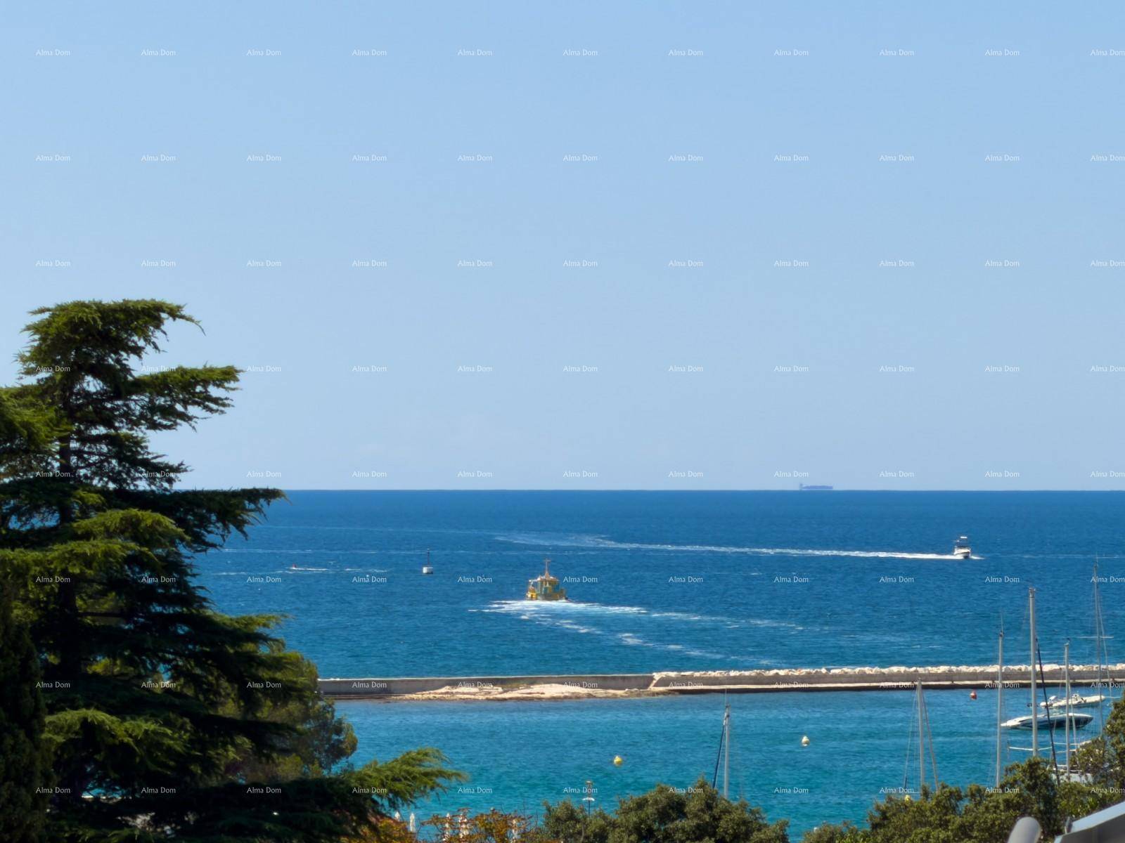 Panoramablick auf das Meer mit Booten und einem Pier unter blauem Himmel.