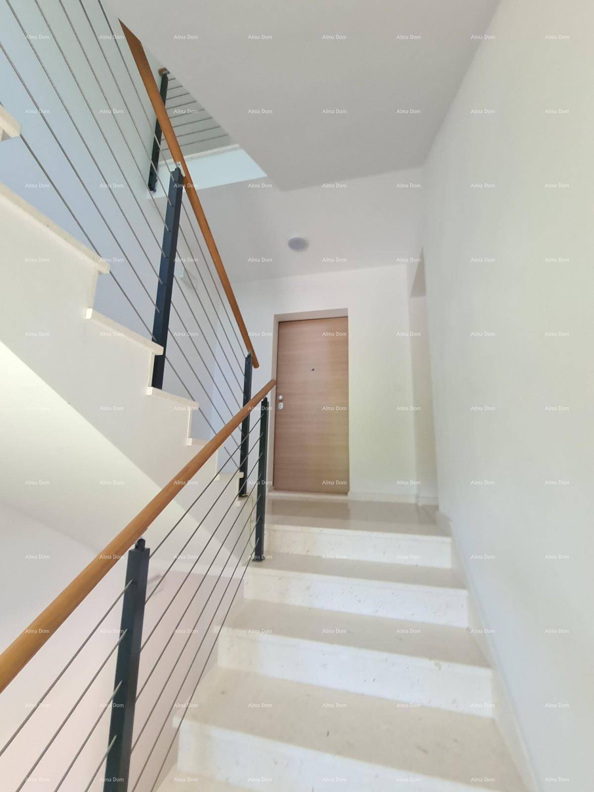 Moderner Treppenaufgang mit elegantem Holzhandlauf und Metallgeländer.