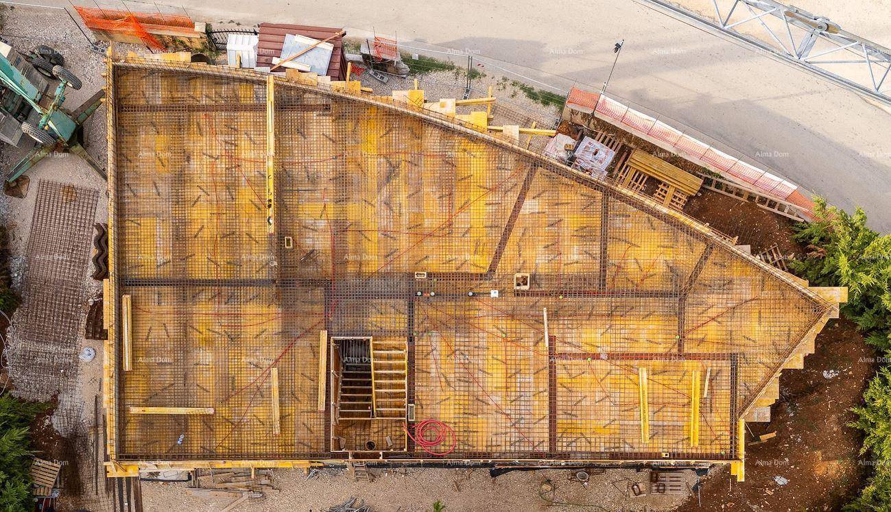 Draufsicht auf die Baustelle, die die Stahlbewehrung und Holzschalung der zukünftigen Bodenplatte zeigt.