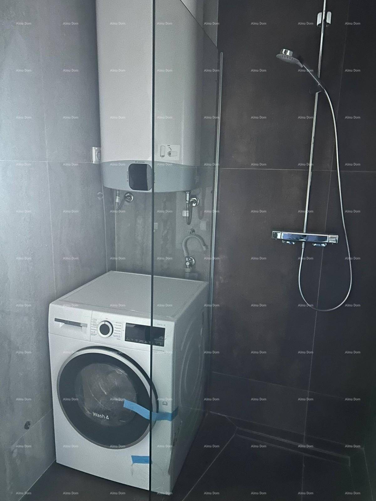 Modernes Badezimmer mit Duschkabine und integrierter Waschmaschine, funktional eingerichtet.