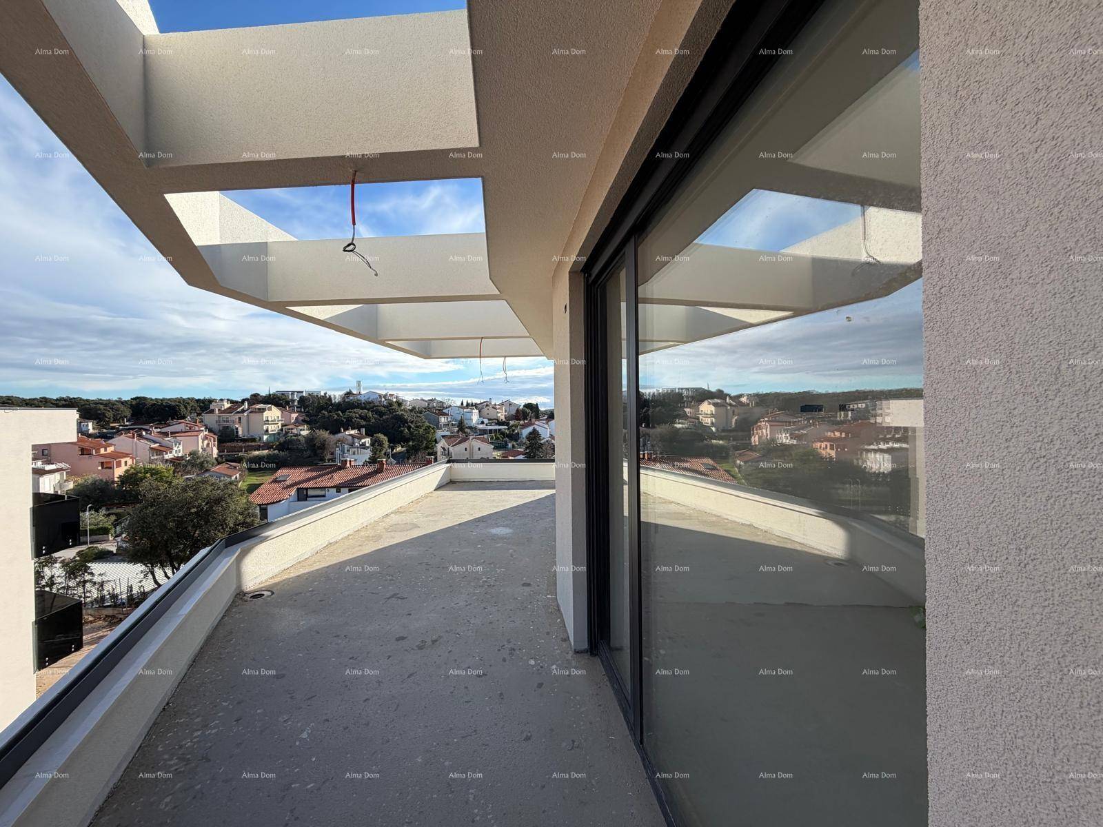 Unfertige Terrasse mit Panoramablick auf die umliegende Stadt und den blauen Himmel.
