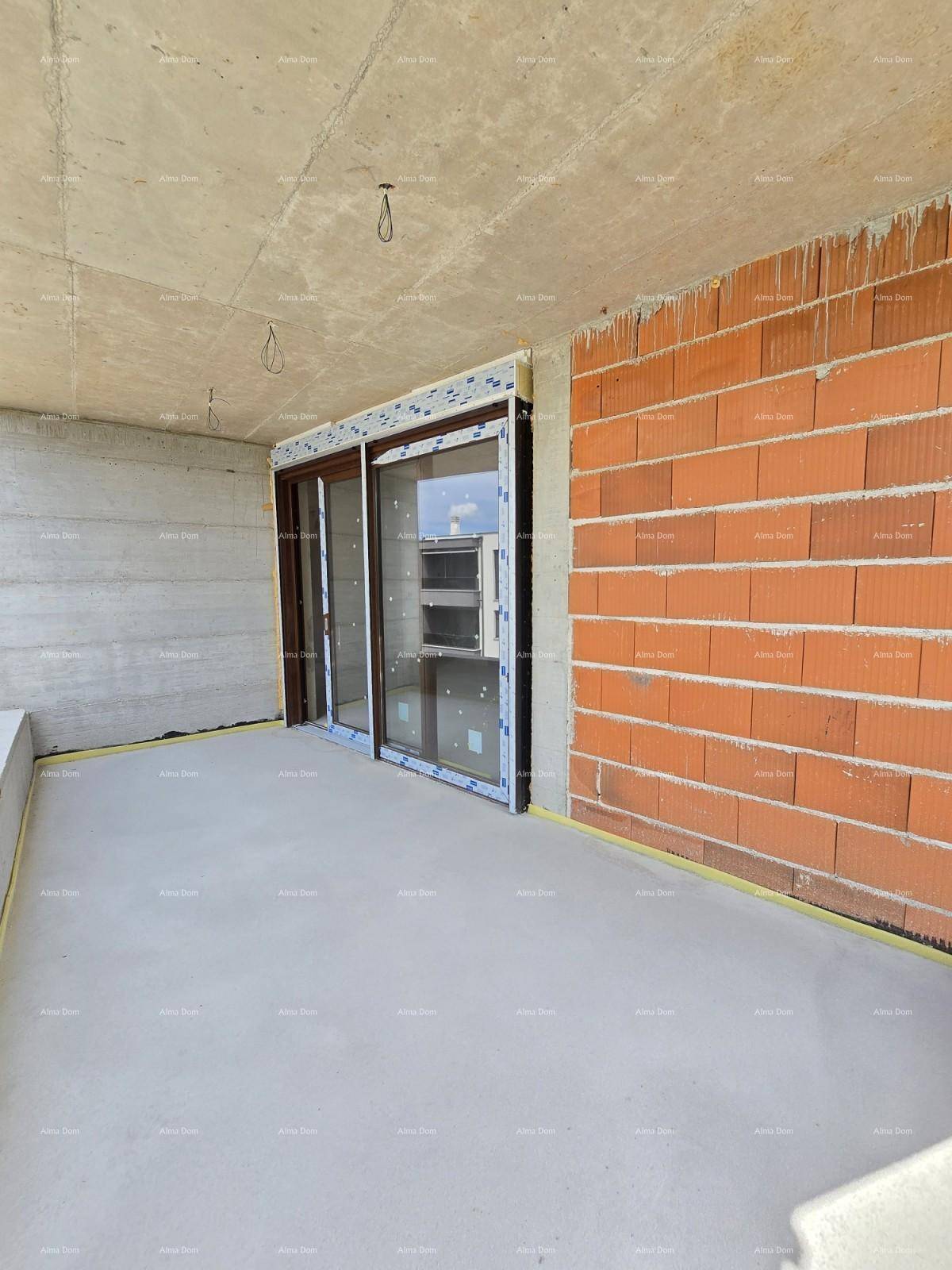 Unfertiger Balkon mit Ziegelwand und Schiebetüren zum Innenbereich des Neubaus.