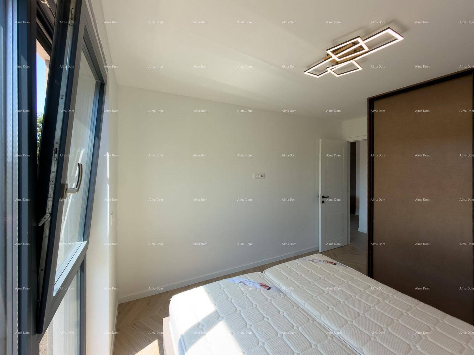 Helles Schlafzimmer mit großem Fenster, modernem Lichtdesign und Holzboden in neuwertigem Zustand.
