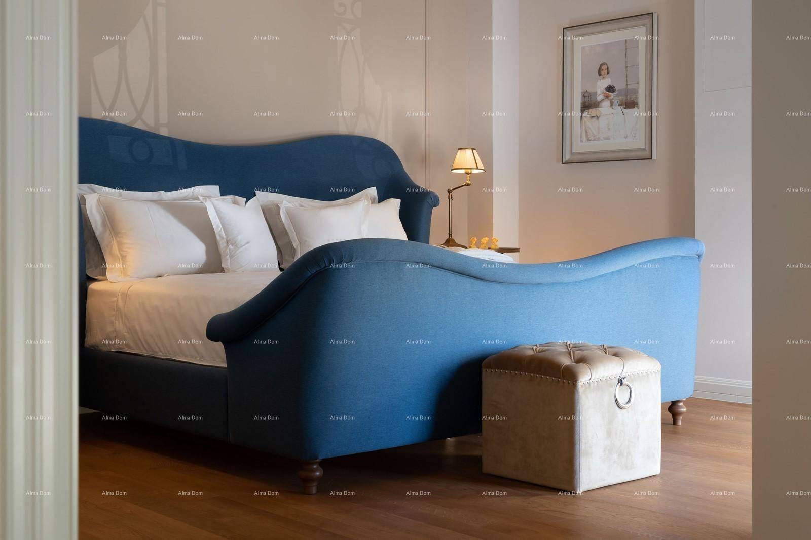 Gemütliches Schlafzimmer mit blauem Polsterbett und weichen Kissen.