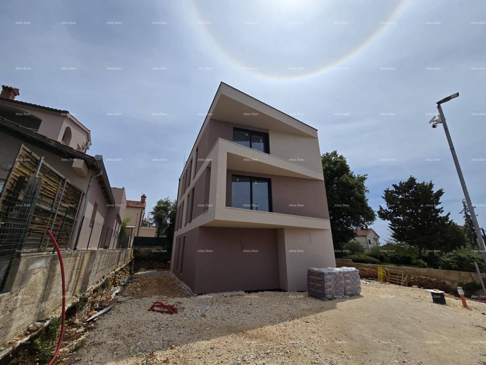 Neubau mit moderner Architektur und umliegendem Gelände unter hellem Himmel, bereit für die Fertigstellung.