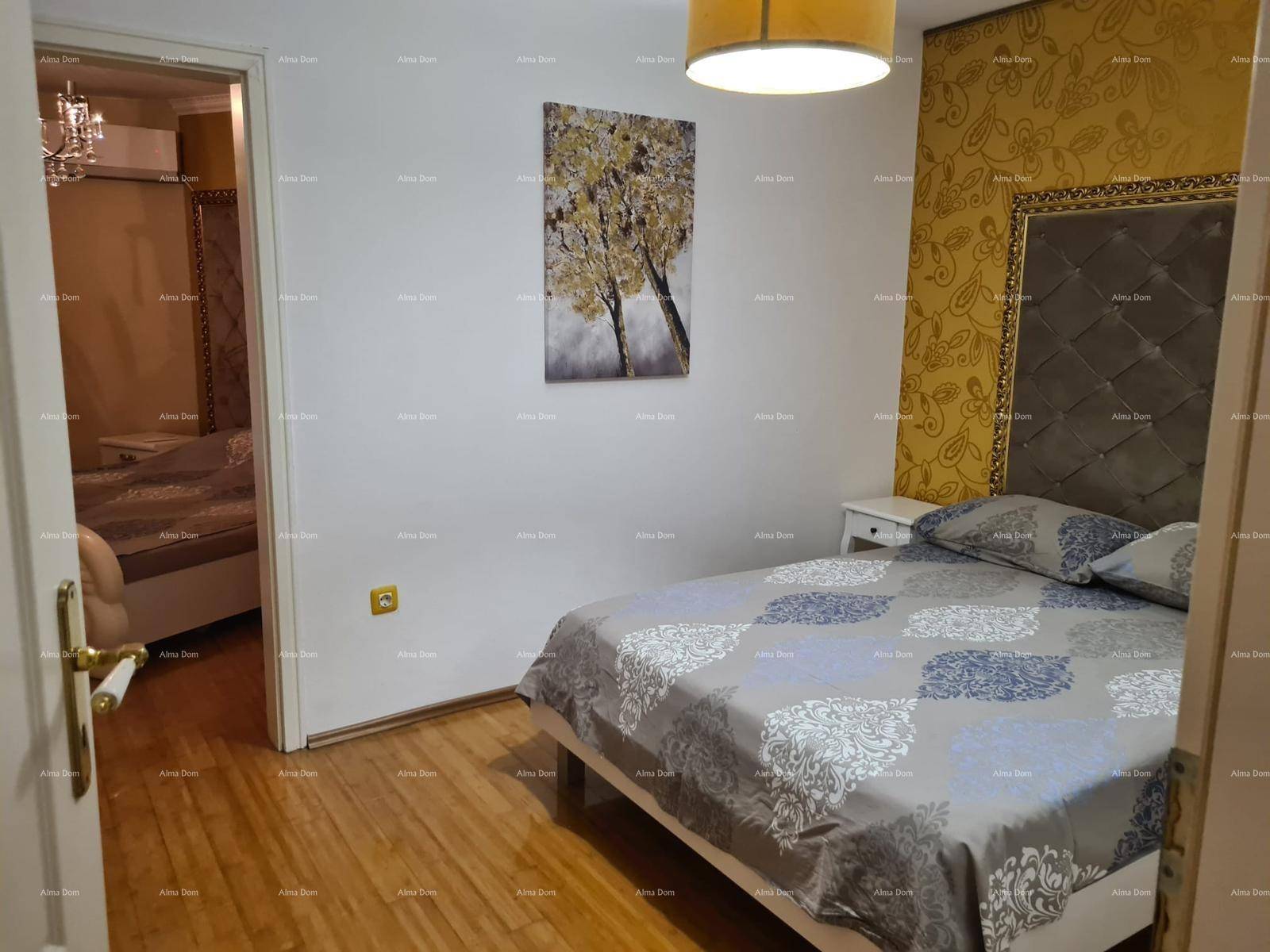 Gemütliches Schlafzimmer mit Holzboden, modernem Bett und dekorativer Wandgestaltung.
