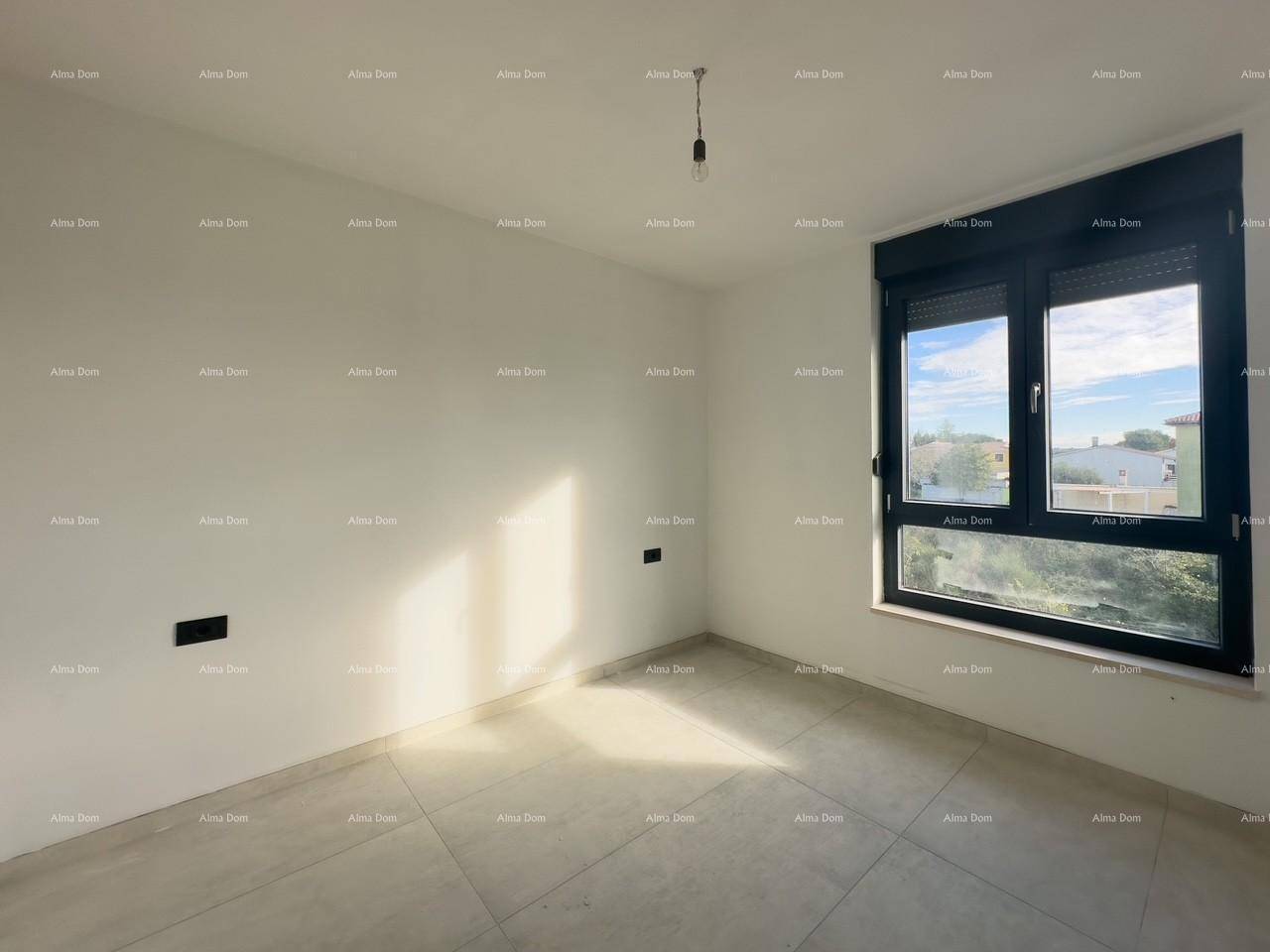 Unfertiges Schlafzimmer mit großem Fenster, das viel Tageslicht hereinlässt.