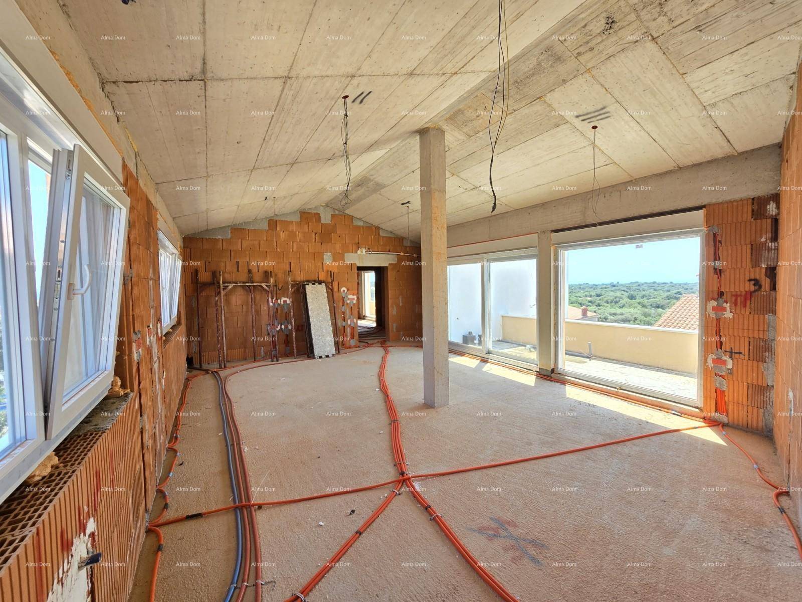 Geräumiger Wohnbereich im Rohbau mit Dachschräge, großen Fenstern und viel Tageslicht.