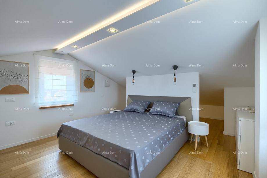 Gemütliches Schlafzimmer im Dachgeschoss mit Holzboden, Doppelbett und Dachschräge.