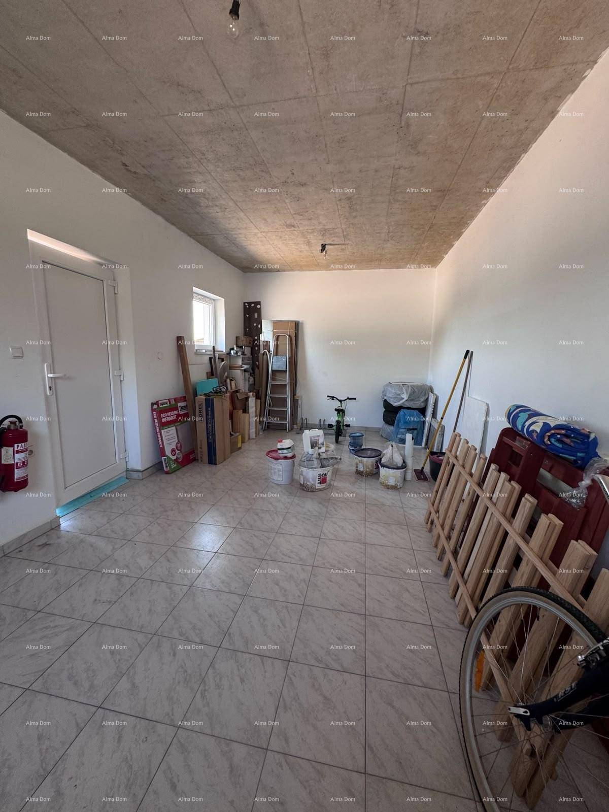 Unfertiger Raum mit Fliesenboden, Beton-Decke und verschiedenen Baumaterialien und Werkzeugen.