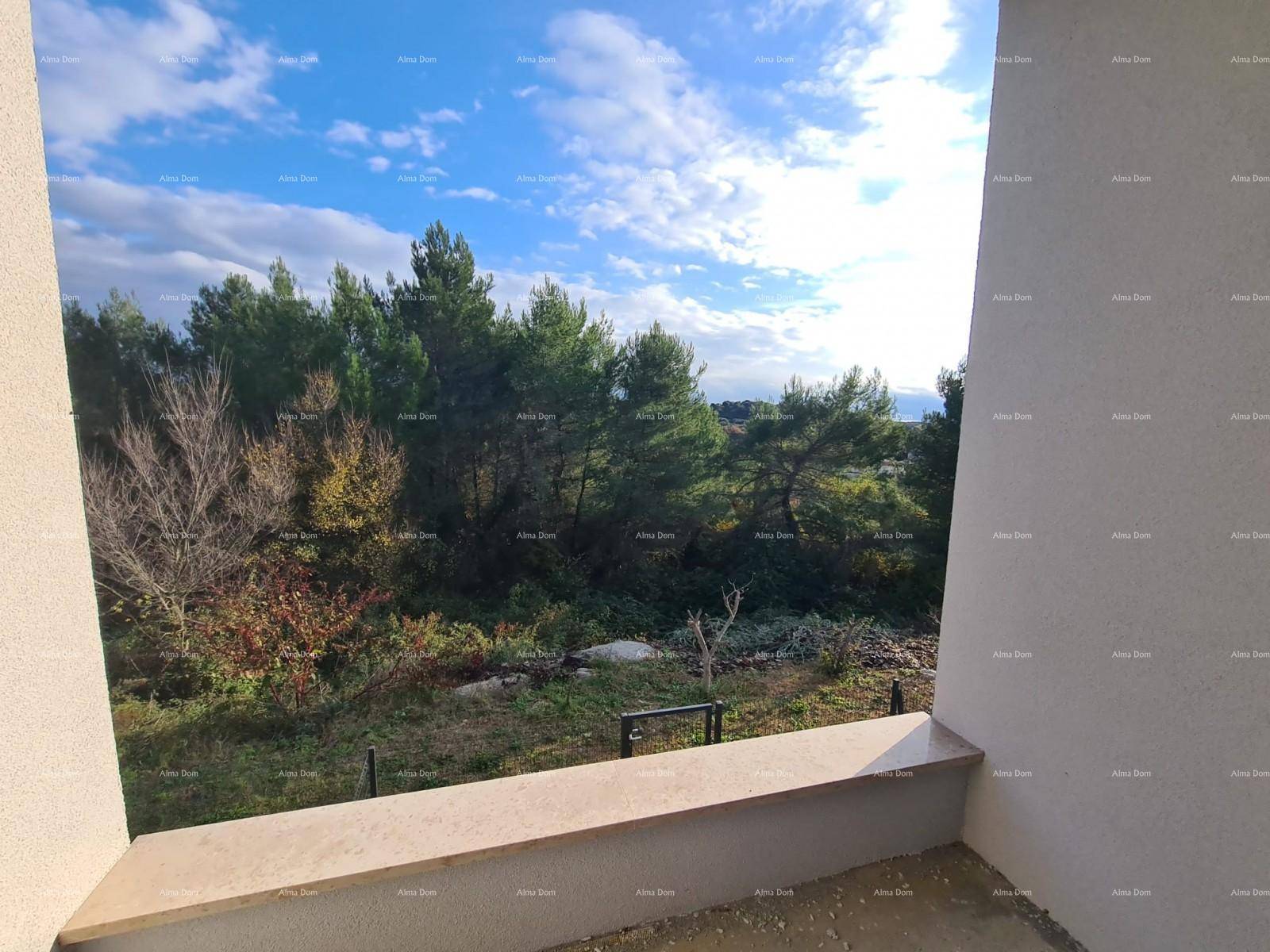 Balkon mit weitem Blick auf grüne Bäume und den blauen Himmel, ideal zum Entspannen.