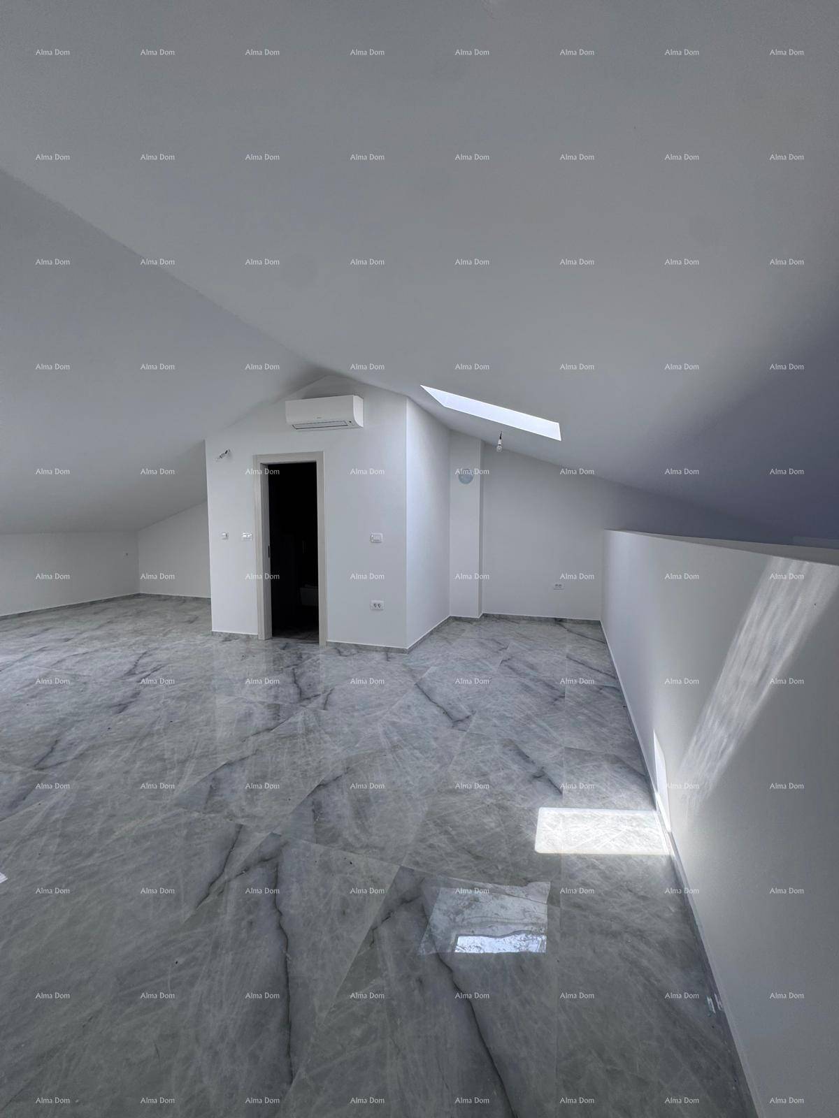 Modernes Dachzimmer mit glänzenden Marmorfliesen, schrägen Wänden, Dachfenster und Klimaanlage.