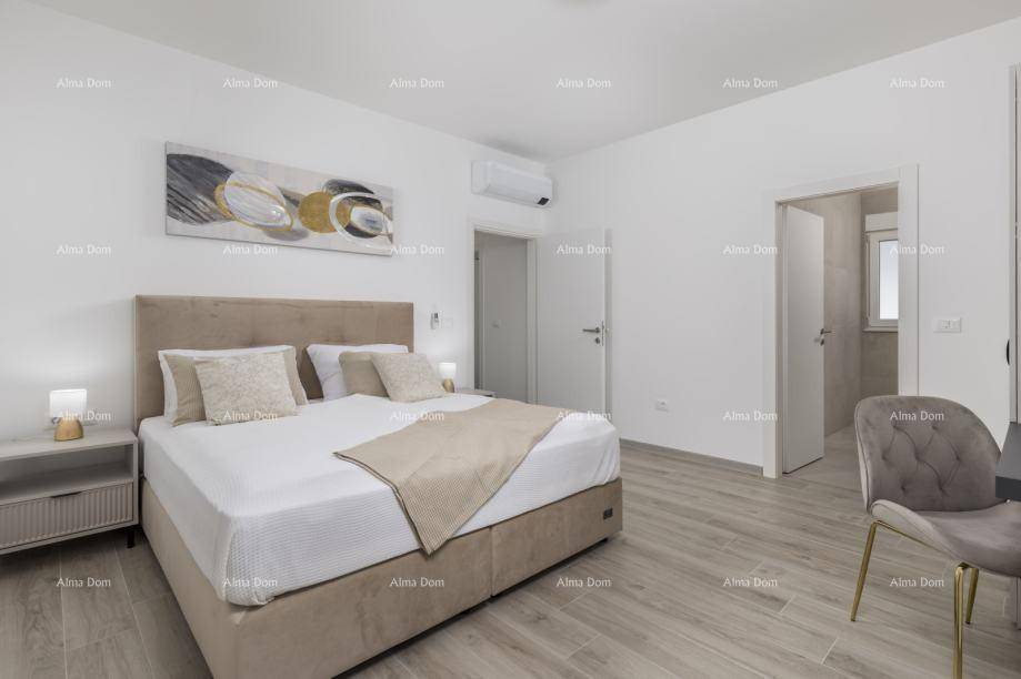 Gemütliches Schlafzimmer mit Doppelbett, Nachttischen und moderner Kunst an der Wand.