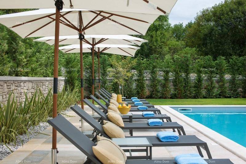 Entspannungsbereich am Pool mit vielen Liegestühlen und großen Sonnenschirmen.