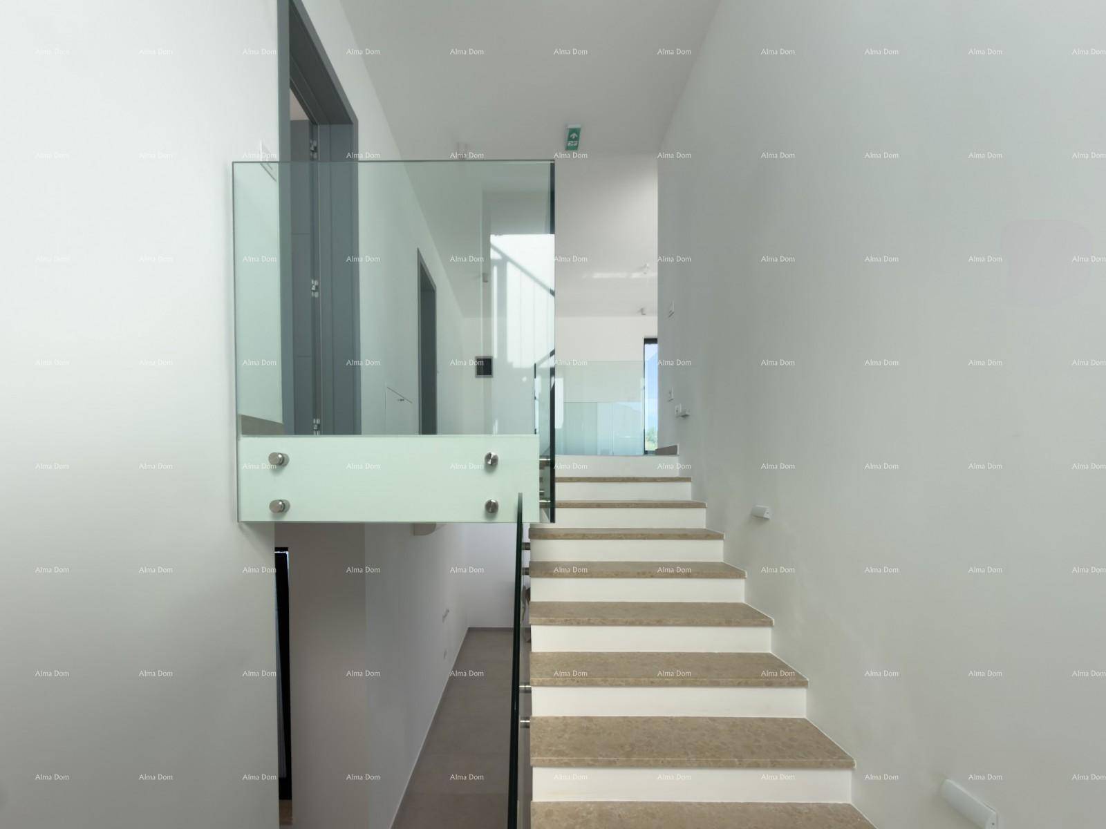 Moderner Treppenaufgang mit Glasgeländer und hellen Stufen in der Villa.