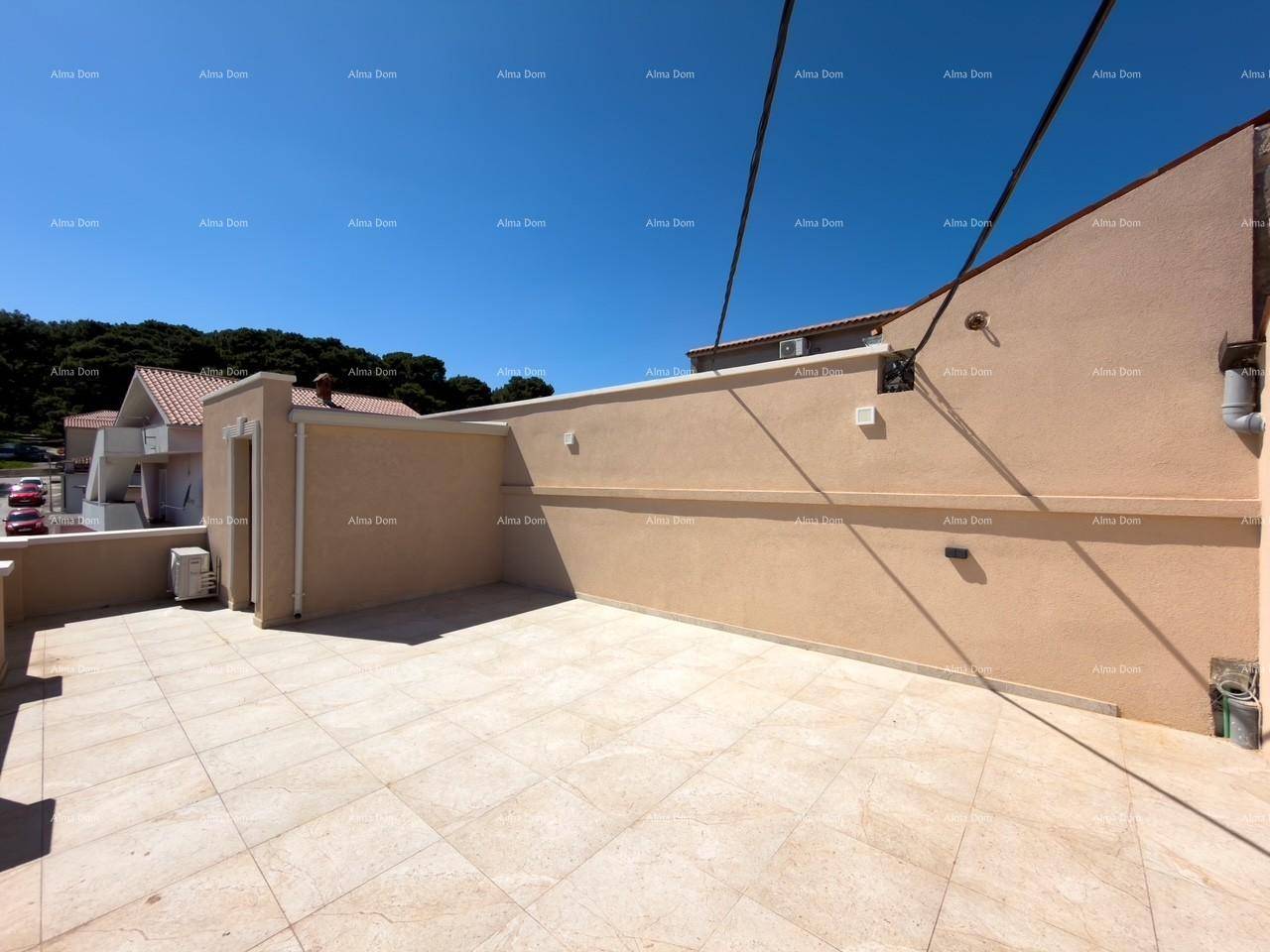 Große, sonnige Dachterrasse mit hellen Fliesen und weitem Blick unter blauem Himmel.