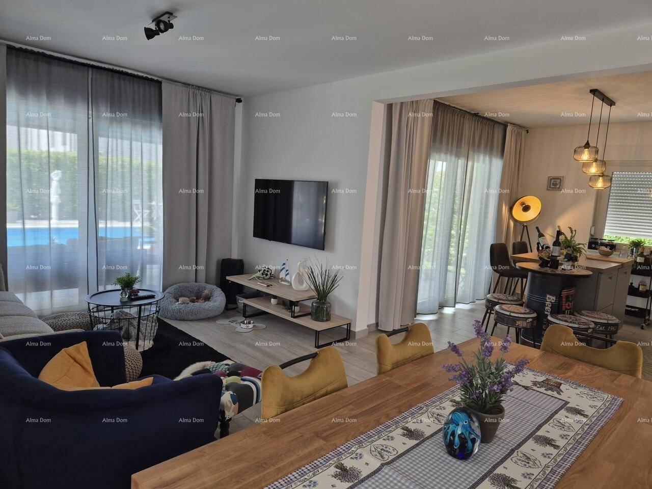 Offener Wohn- und Essbereich mit modernem Interieur und Blick auf den Außenbereich mit Pool.
