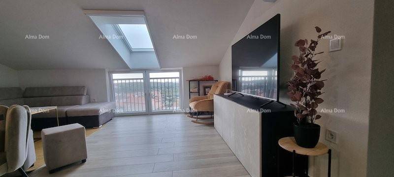 Wohnbereich mit großem Fernseher, moderner Einrichtung und viel Tageslicht.