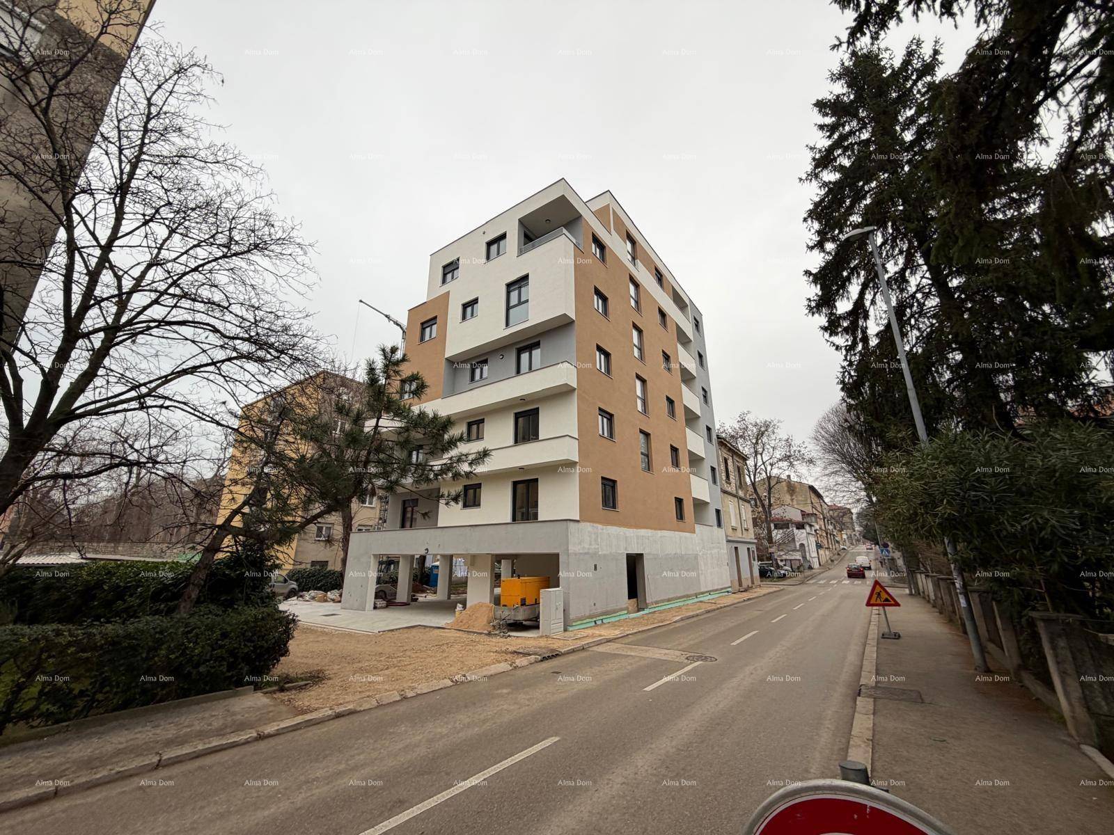 Gesamtansicht des neuen Wohngebäudes an einer Straße mit umliegenden Bäumen.