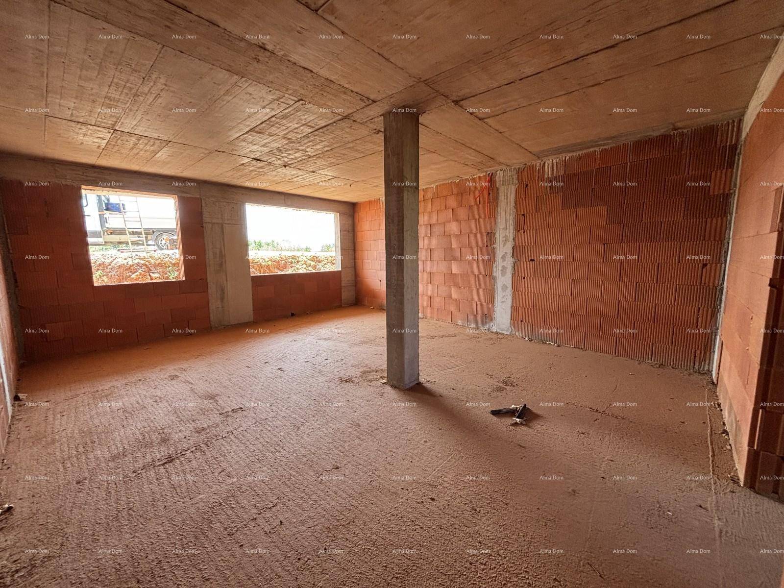 Geräumiger Rohbau mit unverputzten Ziegelwänden und Betondecke, bereit für die weitere Gestaltung.