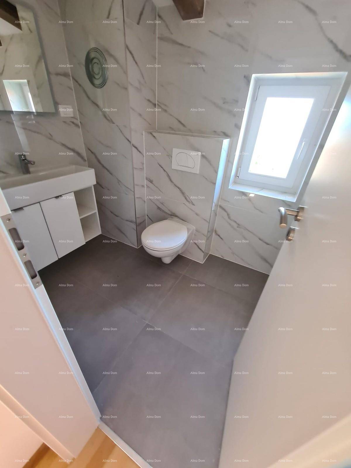 Modernes Badezimmer mit grauen Fliesen, Marmoroptik-Wandfliesen, wandhängendem WC und Fenster.