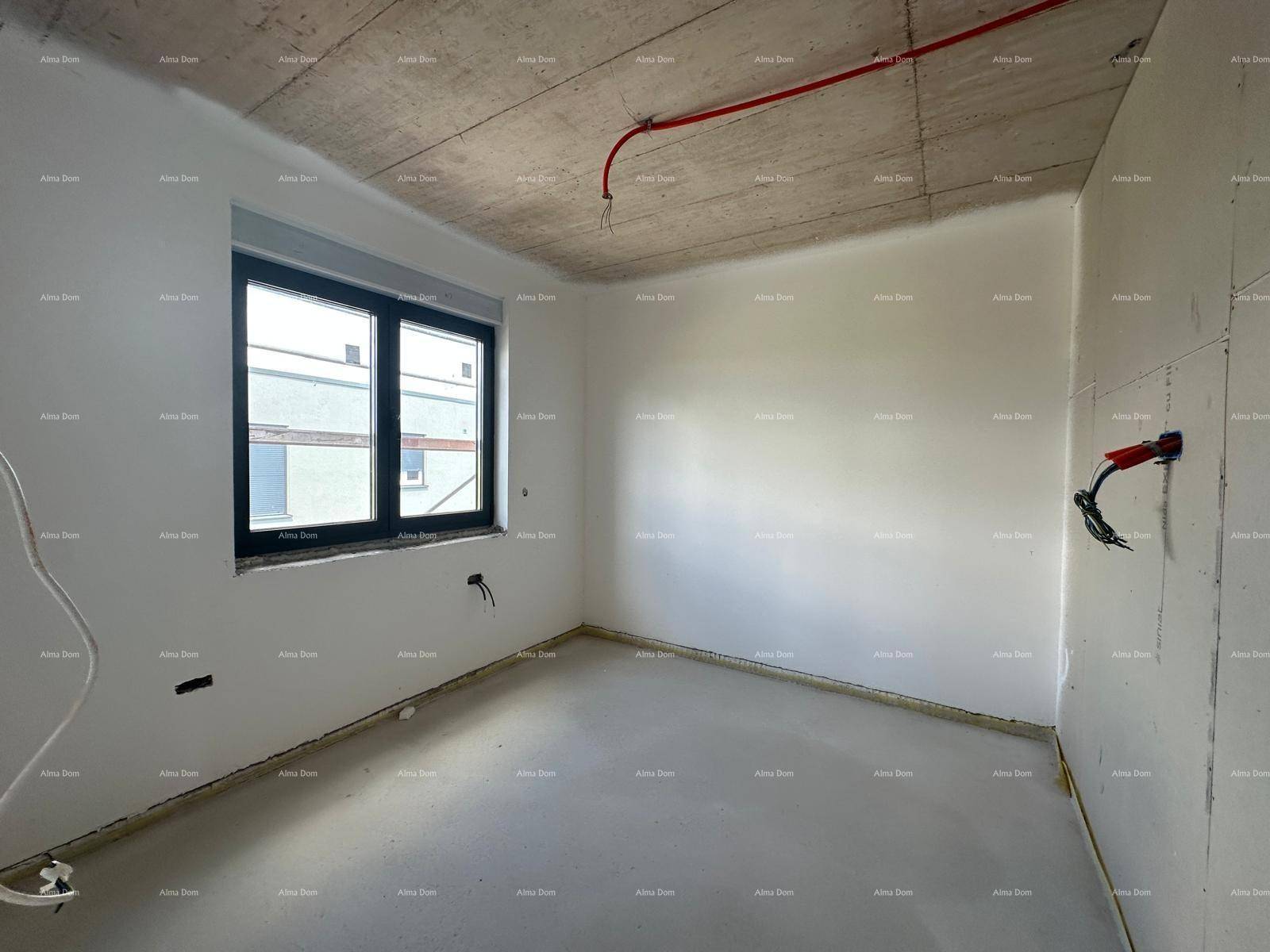 Rohbau eines Zimmers mit einem Fenster und glatten Wänden, bereit für den Innenausbau.