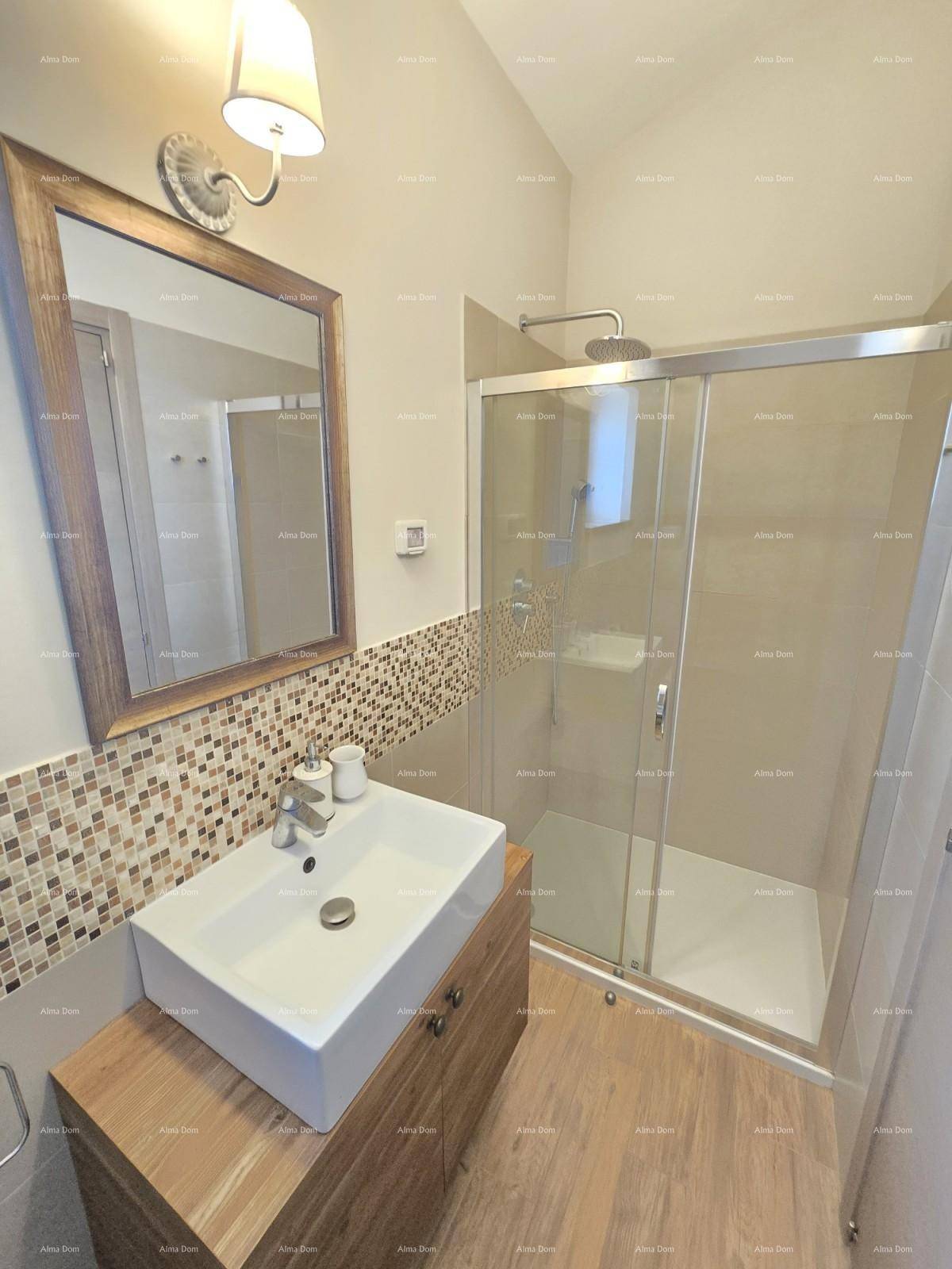 Modernes Badezimmer mit Einzelwaschbecken, Holzunterschrank und Duschkabine mit Regendusche.