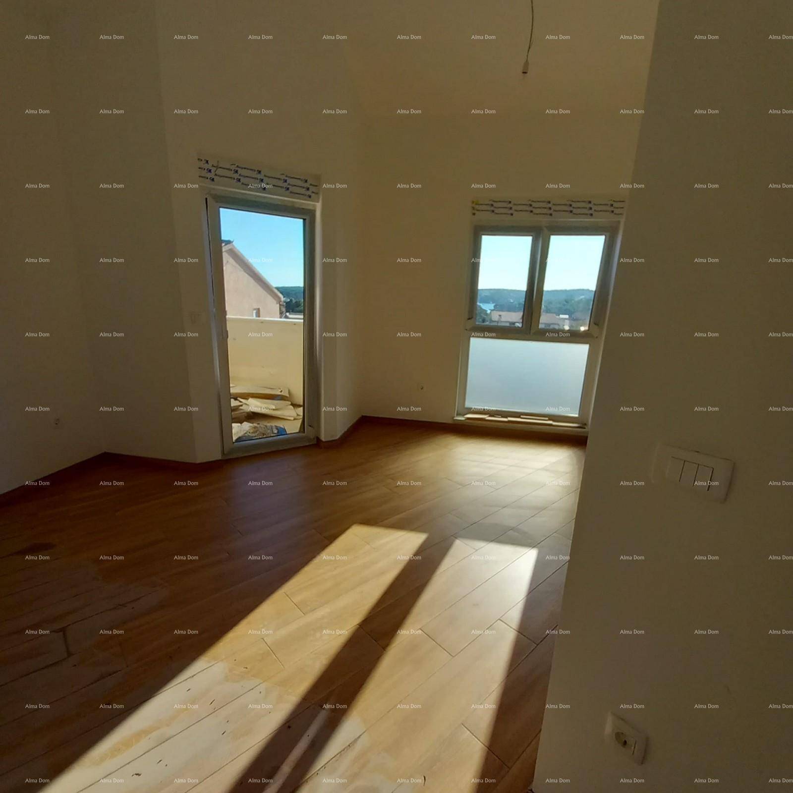 Helles Zimmer mit neu verlegten Fliesen in Holzoptik und Zugang zu einem französischen Balkon.