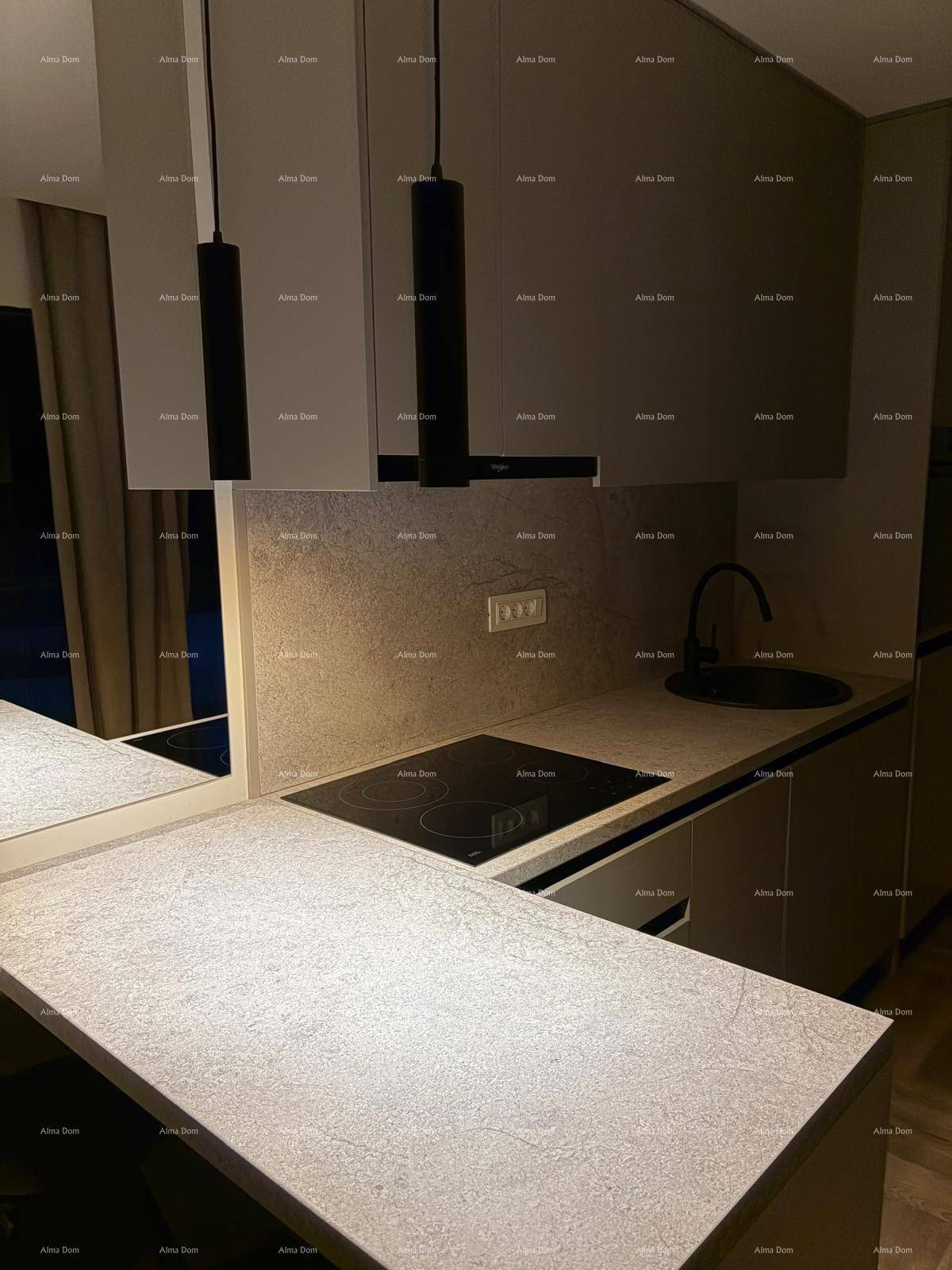 Moderne Küchenzeile mit Induktionskochfeld und Frühstücksbar, beleuchtet von stilvollen Pendelleuchten.