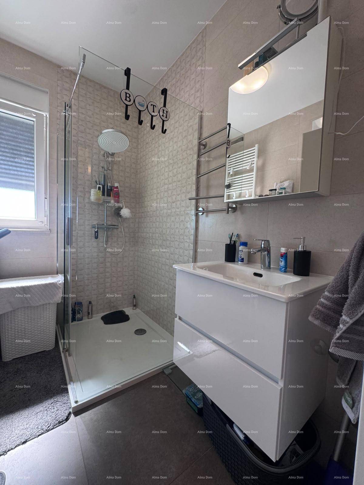 Modernes Badezimmer mit begehbarer Dusche, Einzelwaschbecken und Fenster für Tageslicht.