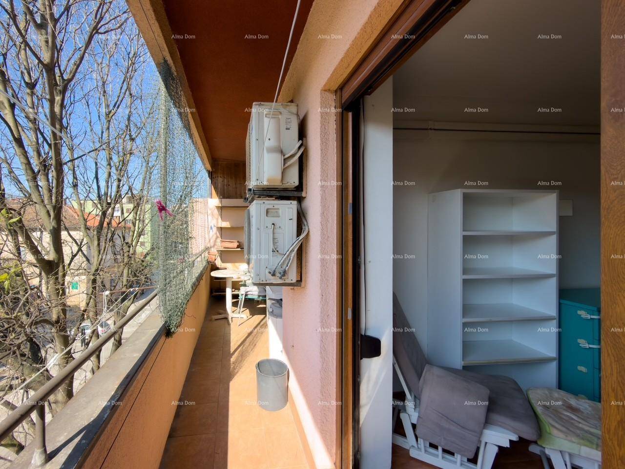 Schmaler Balkon mit Klimaanlagen-Außengeräten und Blick auf die Umgebung.
