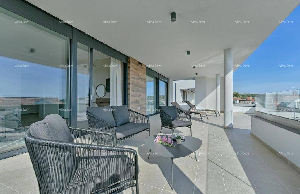 Große Dachterrasse mit modernen Lounge-Möbeln und weitem Blick auf die Umgebung.