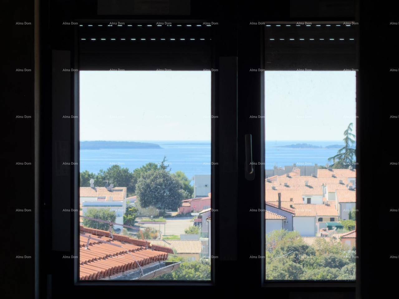 Blick aus dem Fenster auf das weite Meer und die Dächer der umliegenden Häuser.