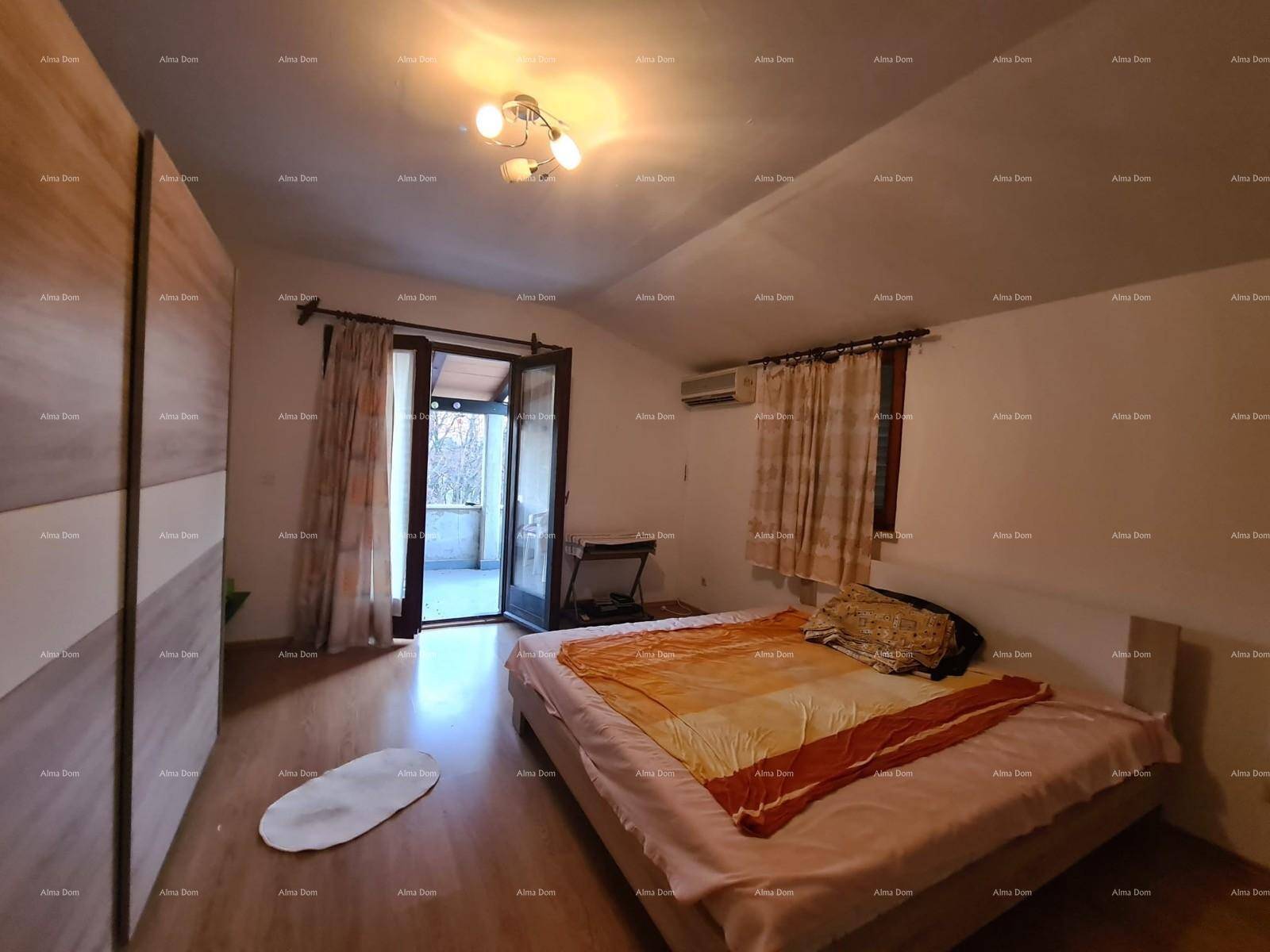 Schlafzimmer mit Doppelbett, Kleiderschrank und direktem Zugang zum Balkon.