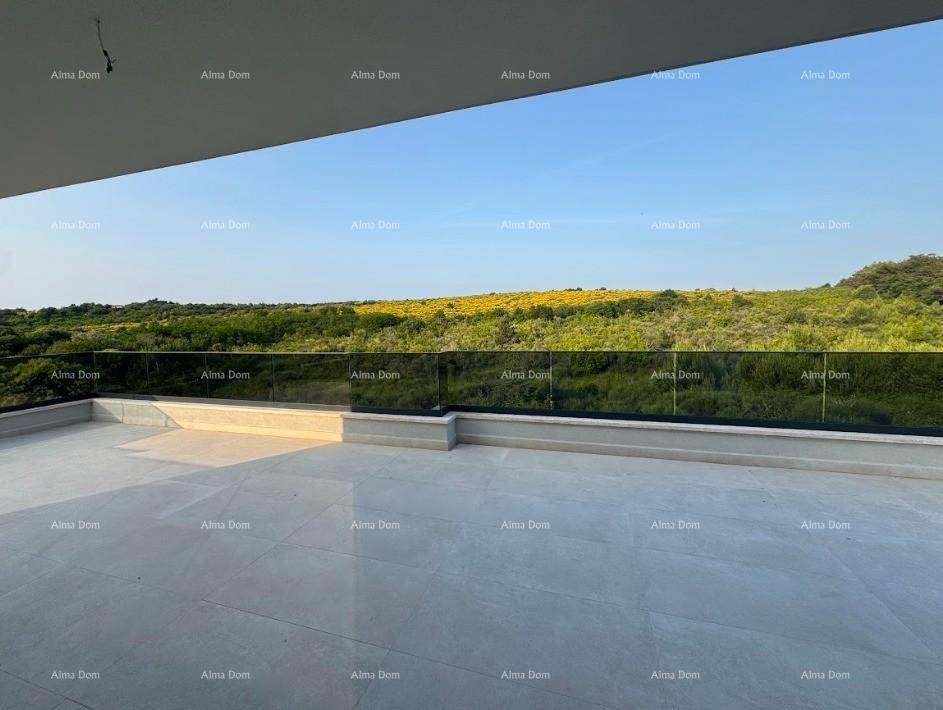 Geräumige Terrasse mit Glasgeländer und weitem Blick auf die umliegende grüne Landschaft.
