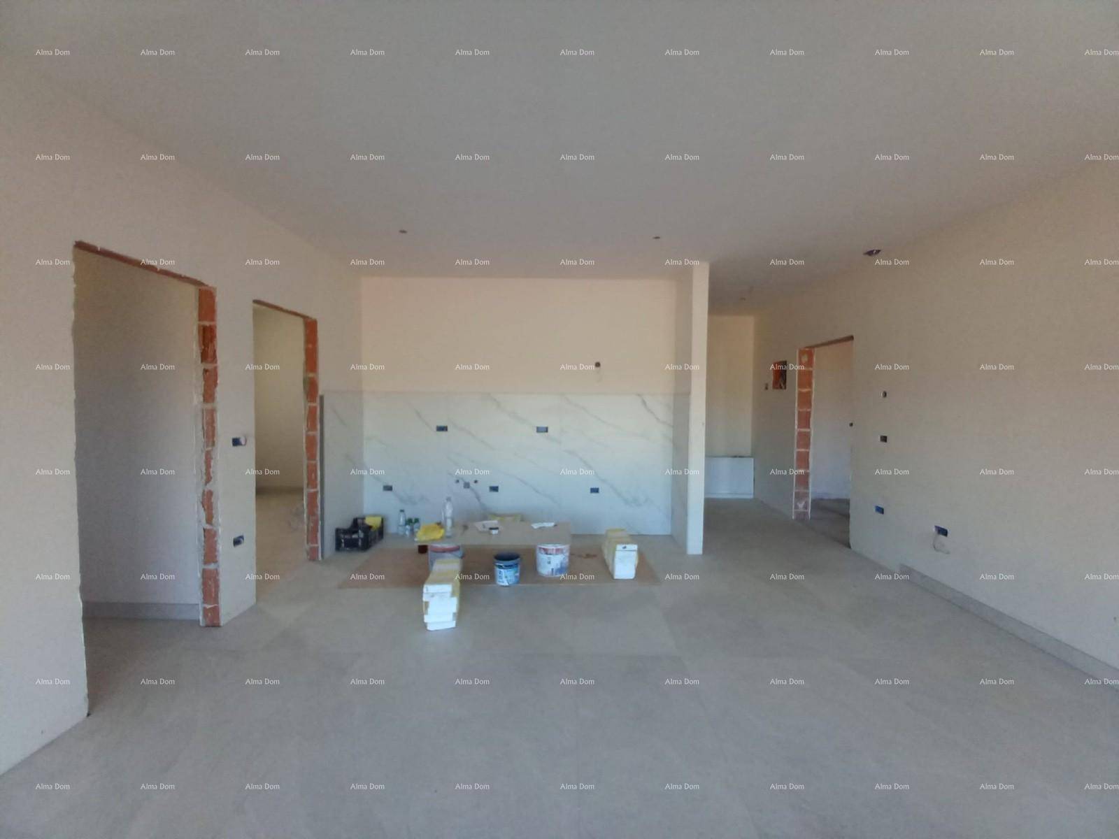 Innenraum im Rohbau mit mehreren Türöffnungen und vorbereiteten Wandflächen für die weitere Gestaltung.