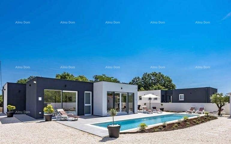 Ansicht der modernen Villa mit Pool und Liegebereich unter strahlend blauem Himmel.