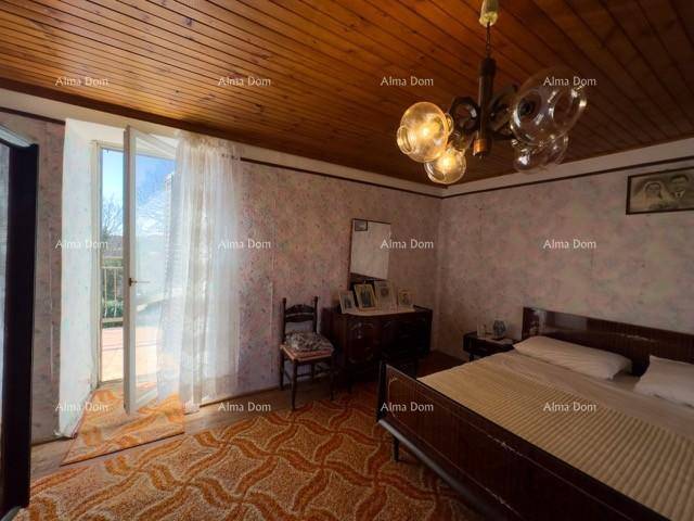 Schlafzimmer mit Zugang zu einem Außenbereich, Holzdecke und traditioneller Einrichtung.