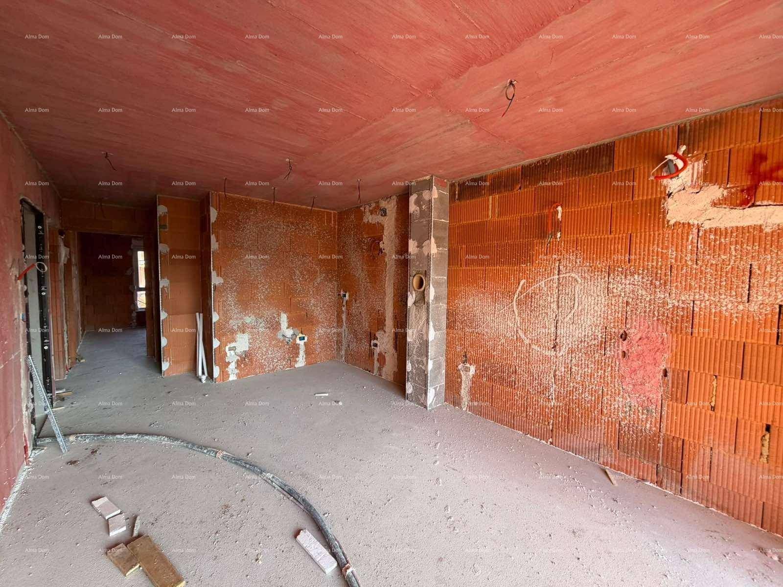 Rohbau eines Innenraums mit unverputzten Ziegelwänden und sichtbaren Installationsvorbereitungen.