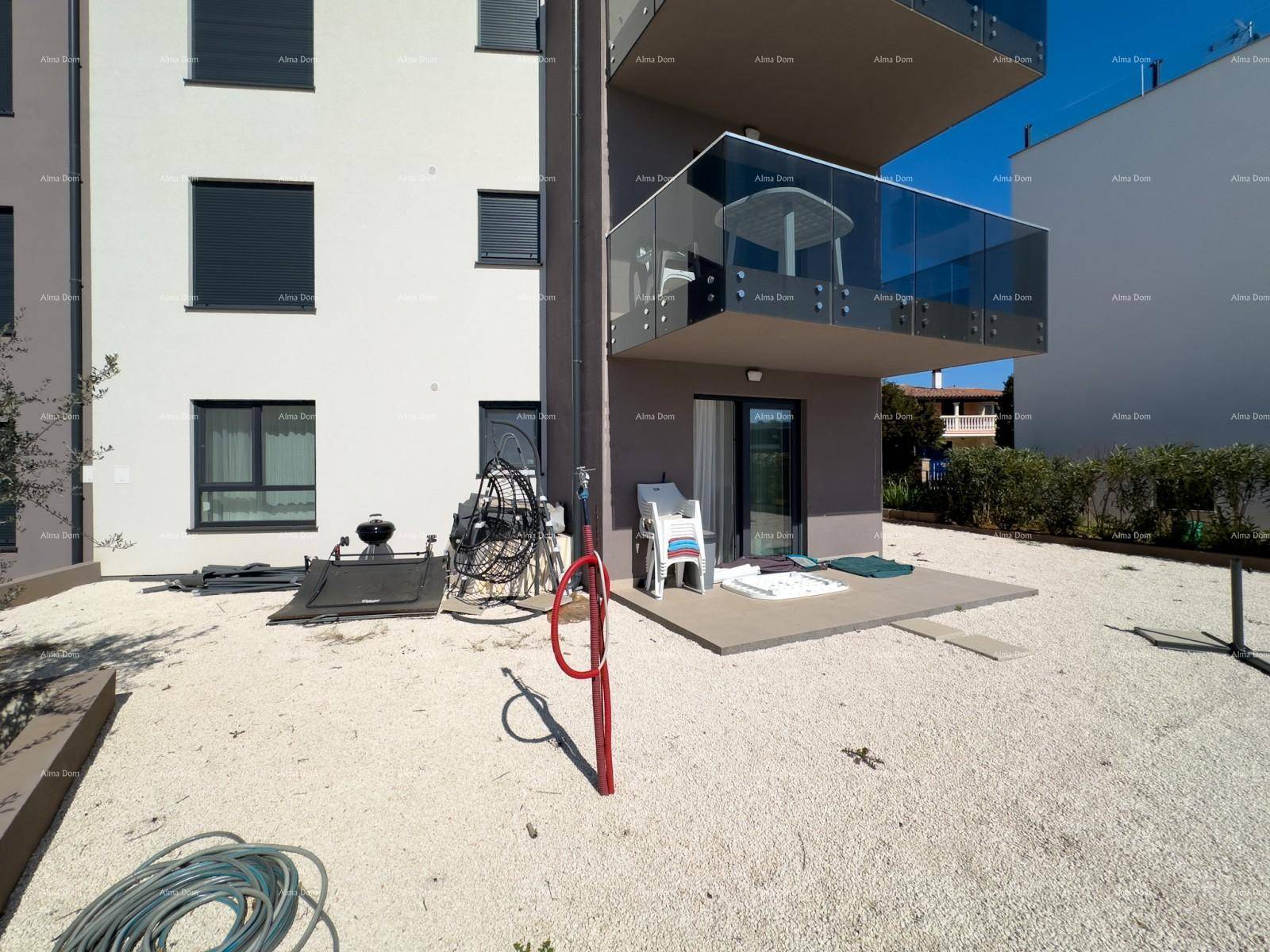 Kleine gepflasterte Terrasse im Erdgeschoss mit direktem Zugang zum Außenbereich.