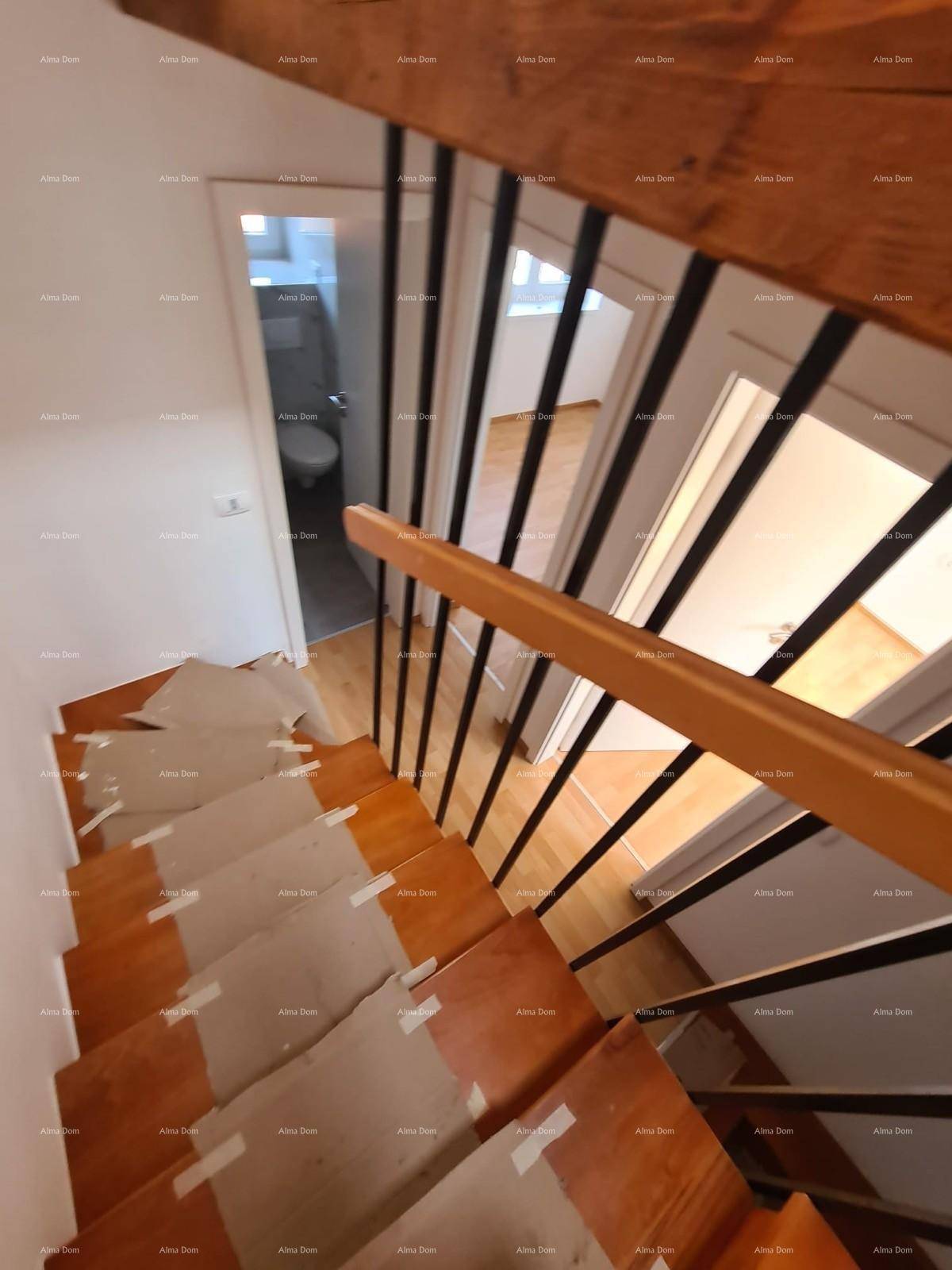Holztreppe mit Metallgeländer, die in den oberen Bereich des Hauses führt, teilweise abgedeckt.