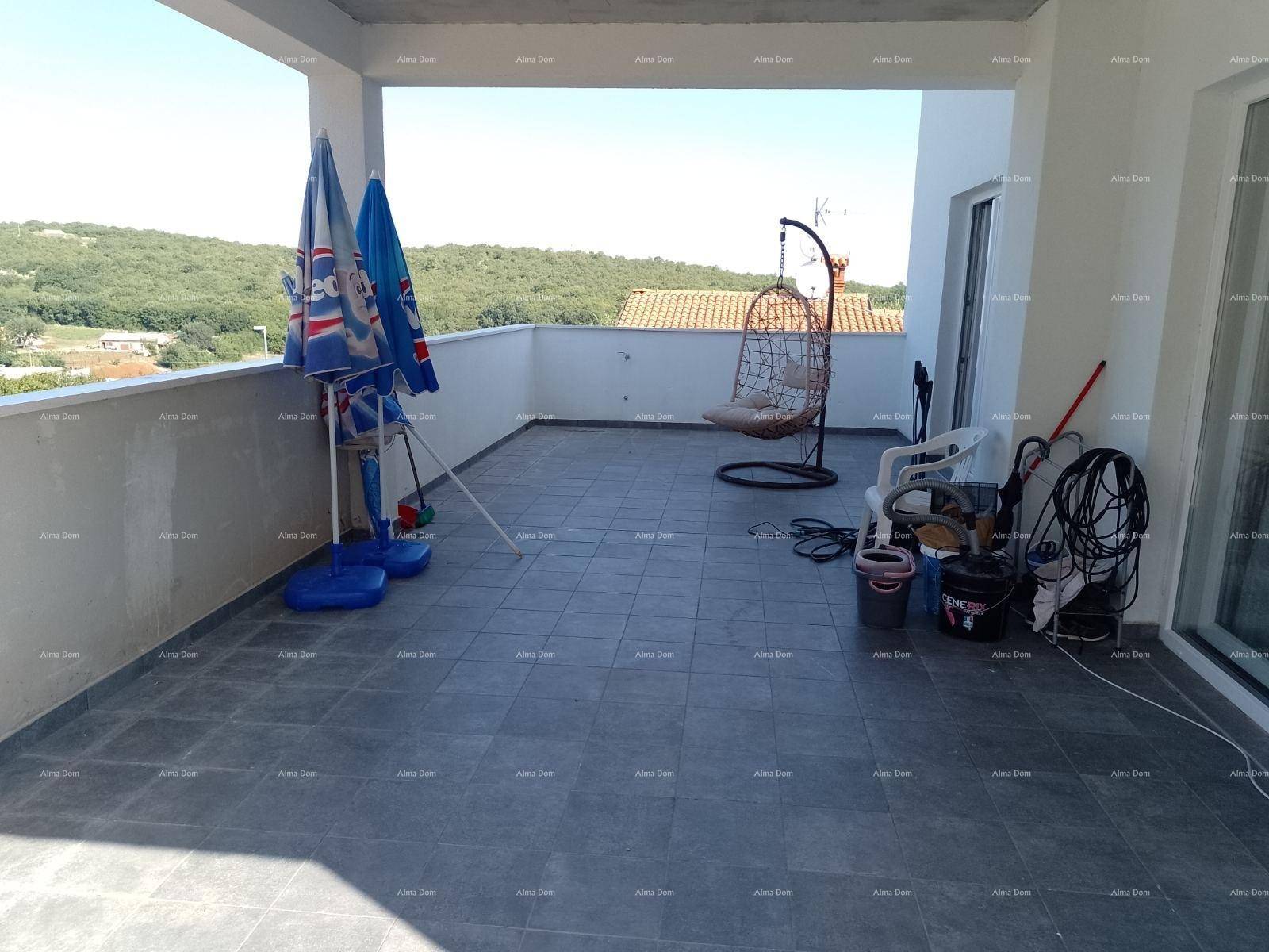 Große geflieste Terrasse mit viel Platz und Blick auf die umliegende Landschaft.
