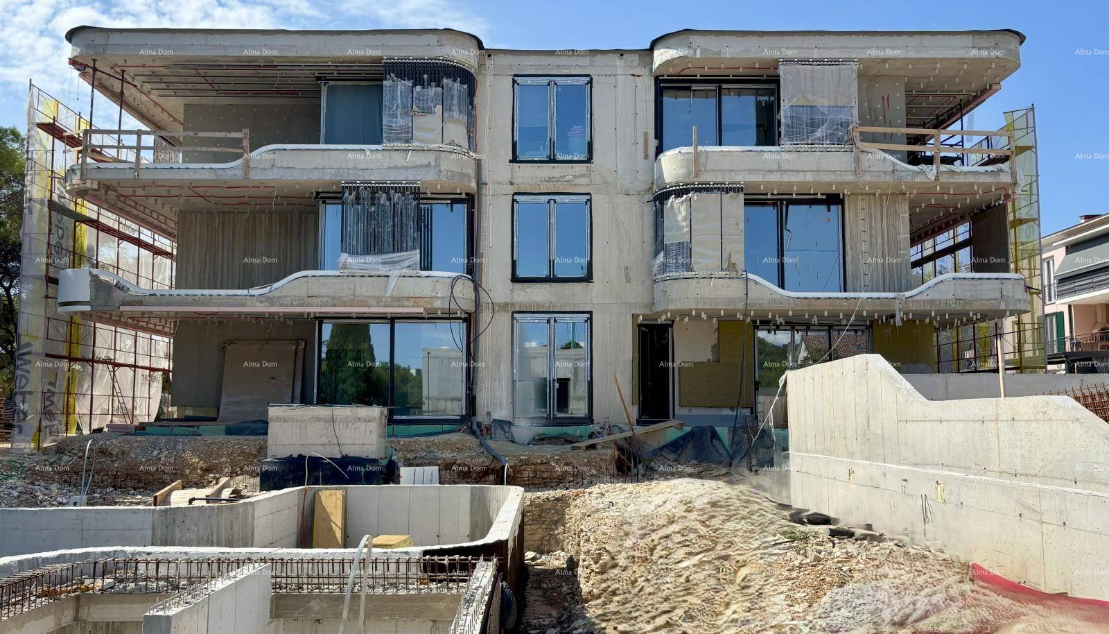 Neubau im Rohbauzustand mit großen Fensteröffnungen und vorbereiteter Poolfläche.