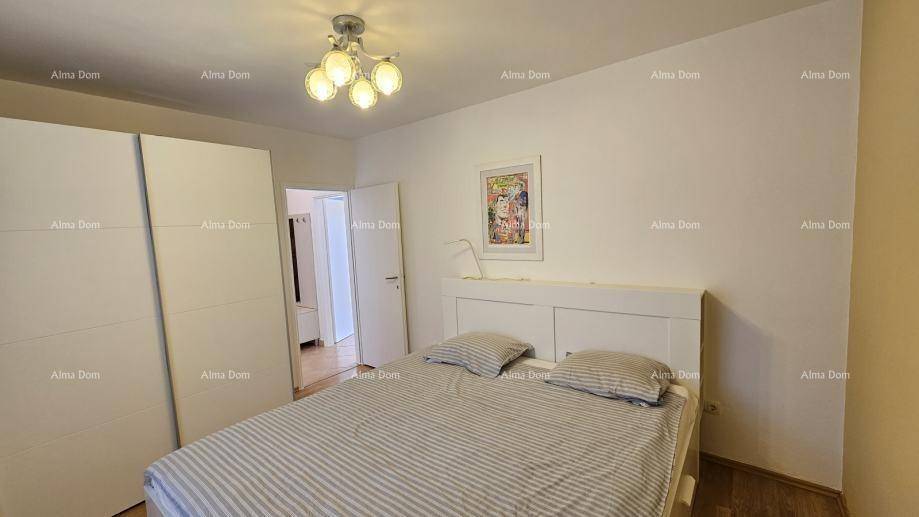 Helles Schlafzimmer mit Doppelbett, weißem Kleiderschrank und gelber Wand.