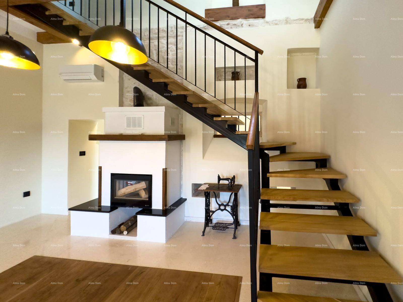 Detailansicht der eleganten Treppe und des modernen Kamins im Wohnbereich.