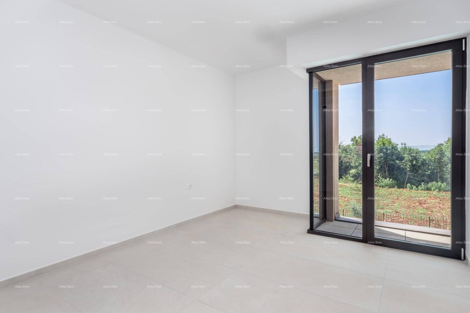 Helles Schlafzimmer mit großen Schiebetüren und Zugang zu einem Balkon oder einer Terrasse.