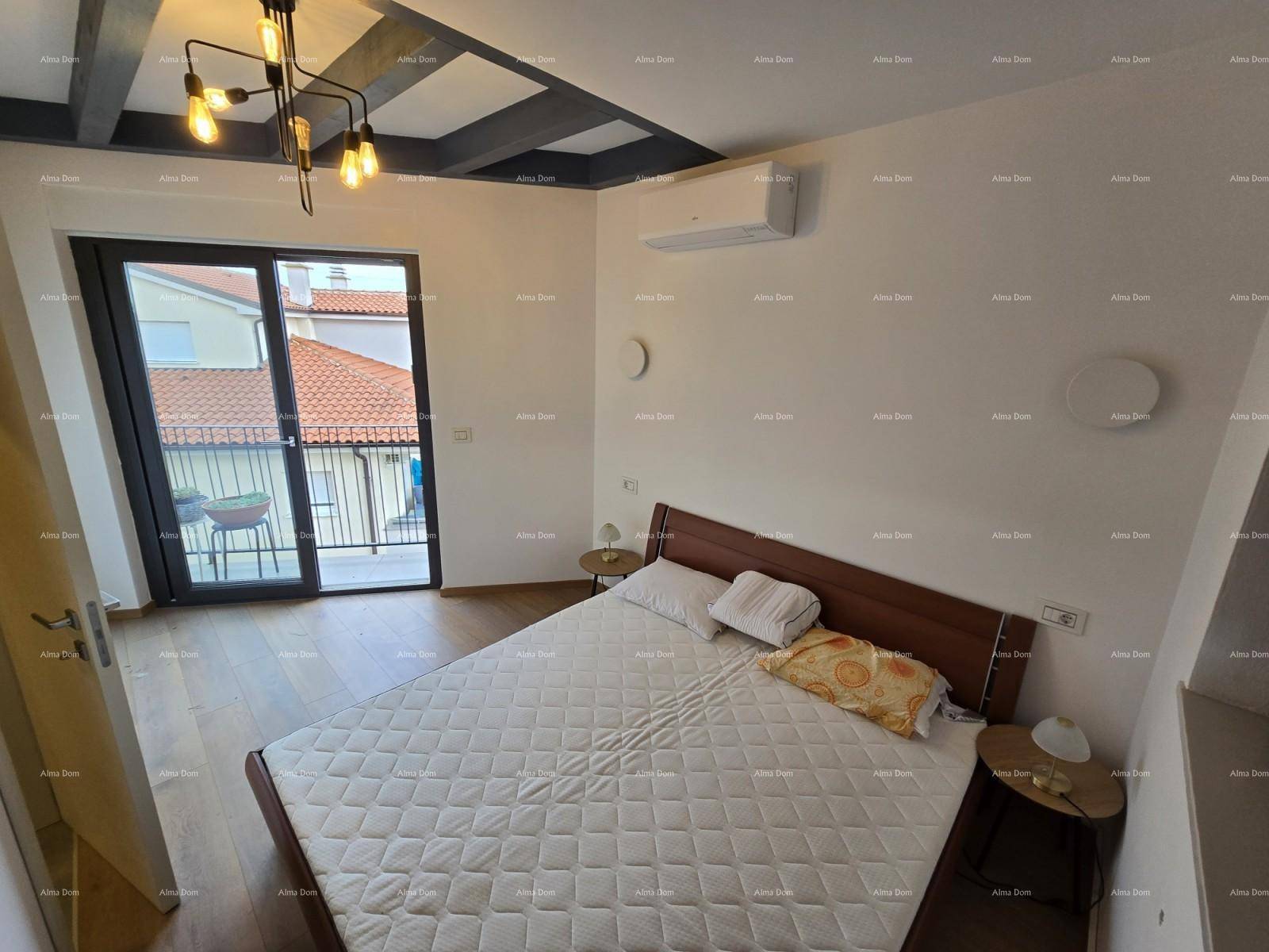 Gemütliches Schlafzimmer mit Doppelbett, Klimaanlage und direktem Zugang zu einem privaten Balkon.