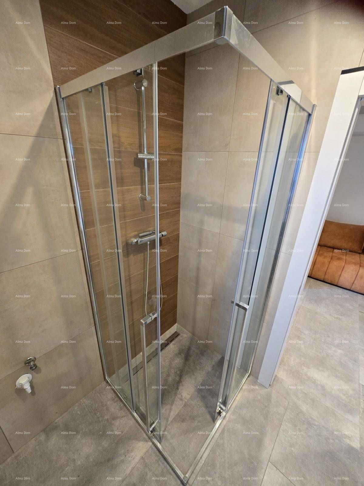 Geräumige Duschkabine mit Glaswänden und modernen Armaturen in einem gefliesten Badezimmer.